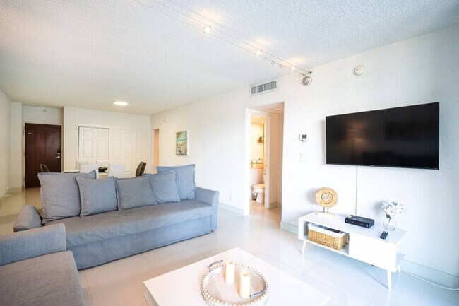 4001 S Ocean Dr in Hollywood, FL - Building Photo - Building Photo