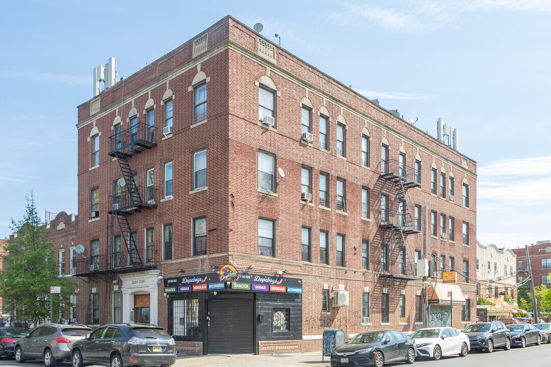 351 Riverdale Avenue in New York, NY - Foto de edificio