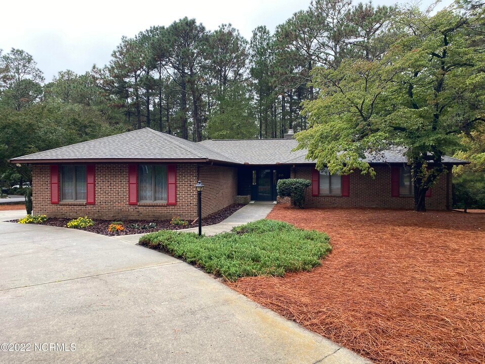 285 Lake Forest Dr in Pinehurst, NC - Building Photo