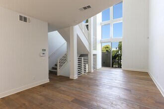 2434 Via Alta in San Diego, CA - Building Photo - Building Photo