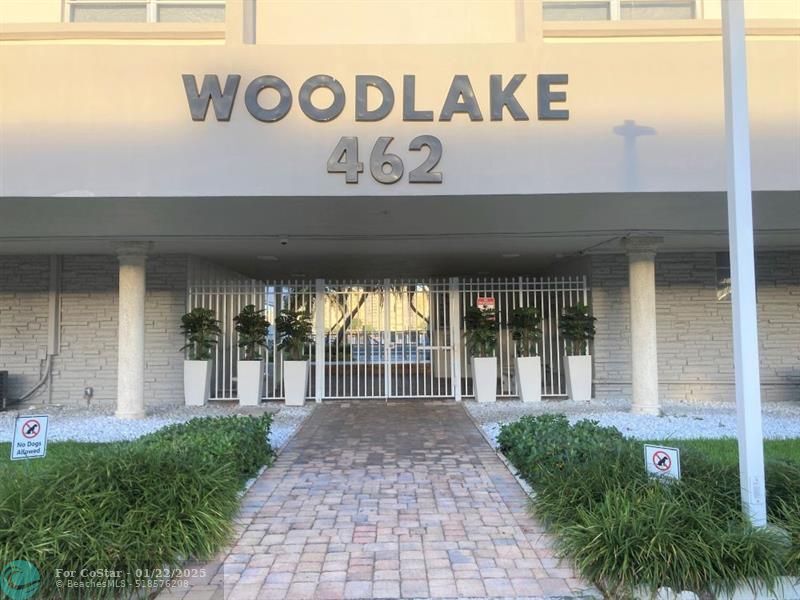 462 Golden Isles Dr in Hallandale Beach, FL - Building Photo