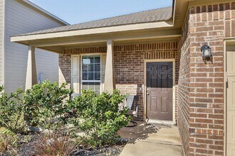 7001 Lions Pk in San Antonio, TX - Building Photo - Building Photo