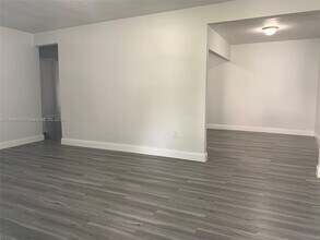 6290 SW 39th St in Miami, FL - Building Photo - Building Photo