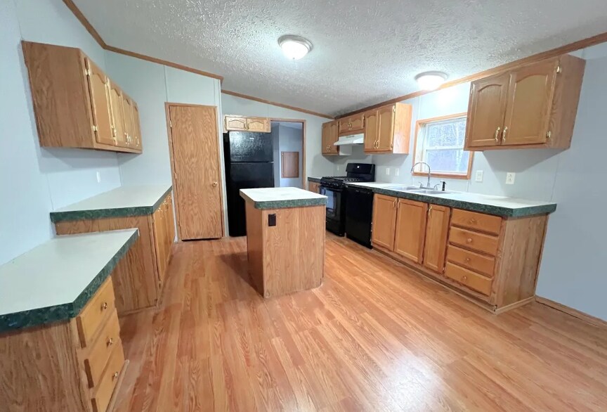 9278 Windjammer Dr in Ira, MI - Foto de edificio