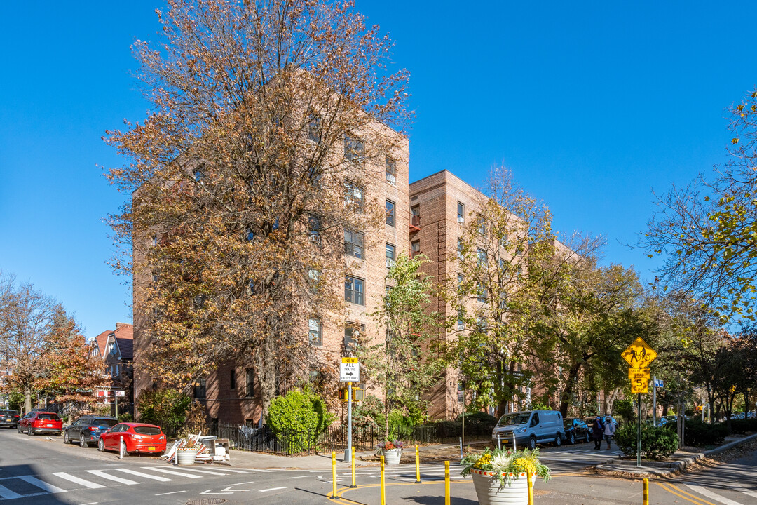 Saxony Towers in Flushing, NY - Building Photo