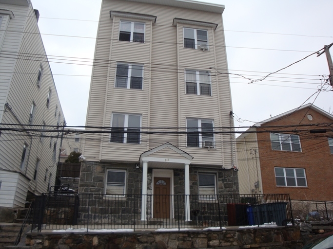 213 Sommerville Pl in Yonkers, NY - Foto de edificio