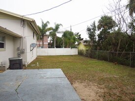 122 Magnolia Dr in Ormond Beach, FL - Building Photo