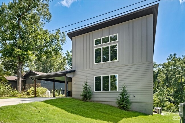 property at 5 Blandford Ln