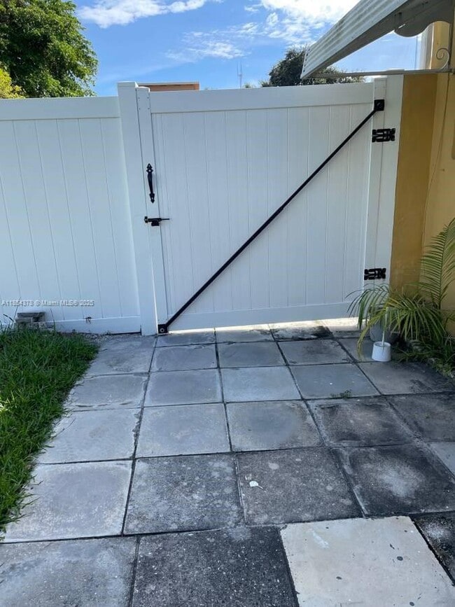 106 Harvard Rd in West Park, FL - Building Photo - Building Photo