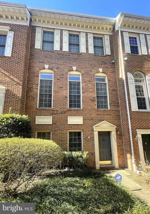 2450 Garnett Dr in Alexandria, VA - Building Photo