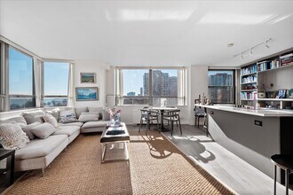 5701 N Sheridan Rd in Chicago, IL - Foto de edificio - Building Photo