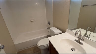 8824 Cowboy Rose Ln in Brownsville, TX - Foto de edificio - Building Photo