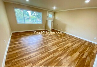 989 SE Fir Grove Loop in Hillsboro, OR - Building Photo - Building Photo