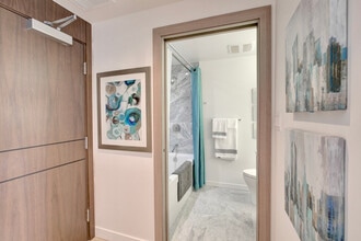 39 Smithe St in Vancouver, BC - Building Photo - Building Photo