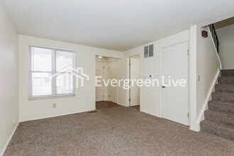 8241 Schoolgate Dr in Dayton, OH - Building Photo - Building Photo