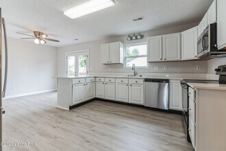 6807 McKeever Ln in Louisville, KY - Building Photo - Building Photo