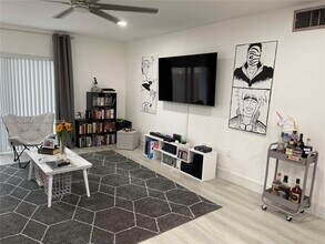 9621 SW 77th Ave in Miami, FL - Building Photo - Building Photo