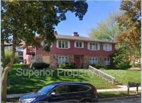 2 S Wickham Ct in Madison, WI - Building Photo