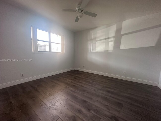 4066 NW 87th Ave in Sunrise, FL - Foto de edificio - Building Photo