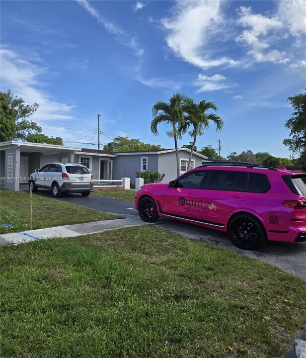 611 SW 64th Way in Pembroke Pines, FL - Building Photo