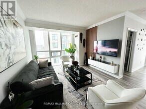 100 Promenade Cir in Vaughan, ON - Building Photo - Building Photo