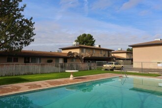 Lacey Villa Apartments in Bakersfield, CA - Foto de edificio - Building Photo