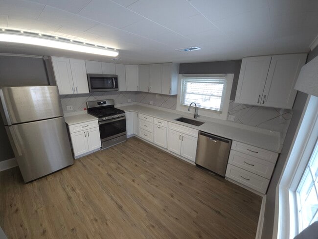 10906 N Woodstock St, Unit B