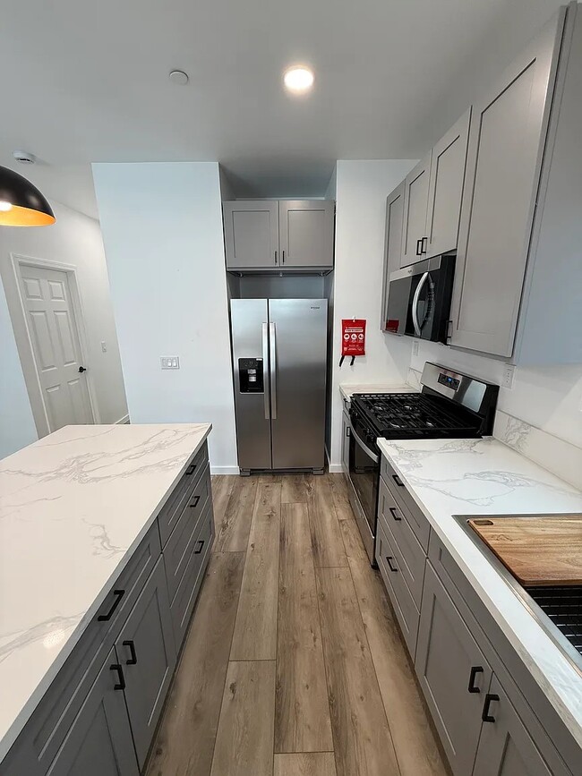 1014 Cypress Ave, Unit 100 in Santa Ana, CA - Foto de edificio - Building Photo