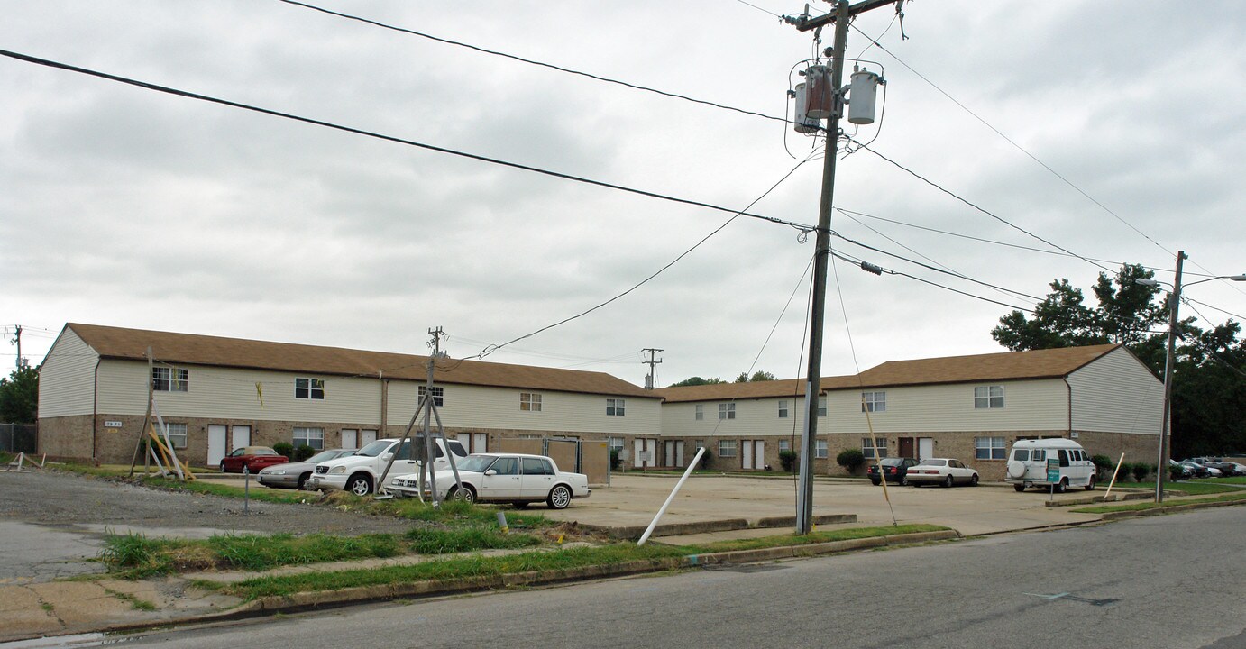 Bayview Plaza Apartments in Norfolk, VA - Building Photo