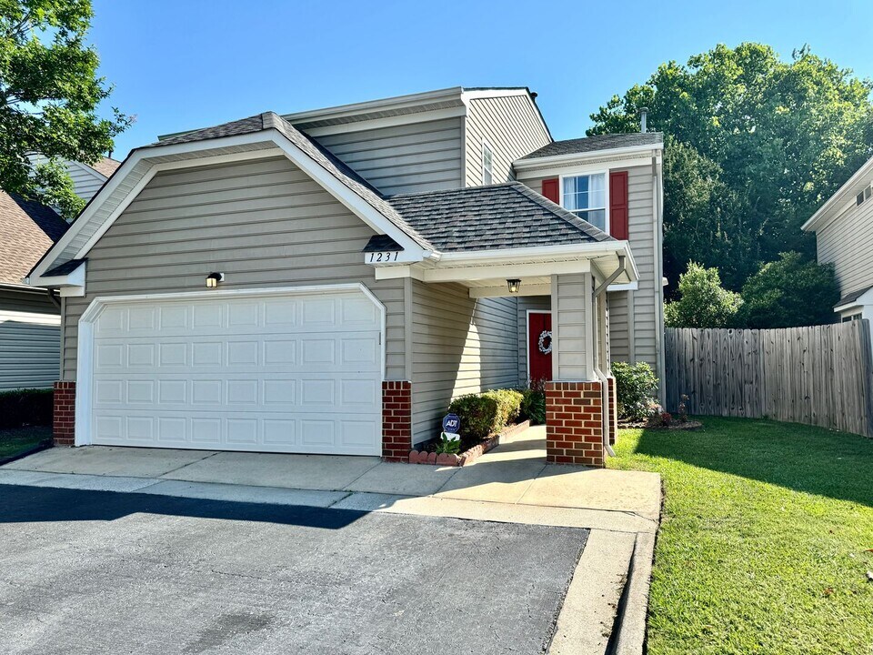 1231 Club Point Rd in Chesapeake, VA - Building Photo