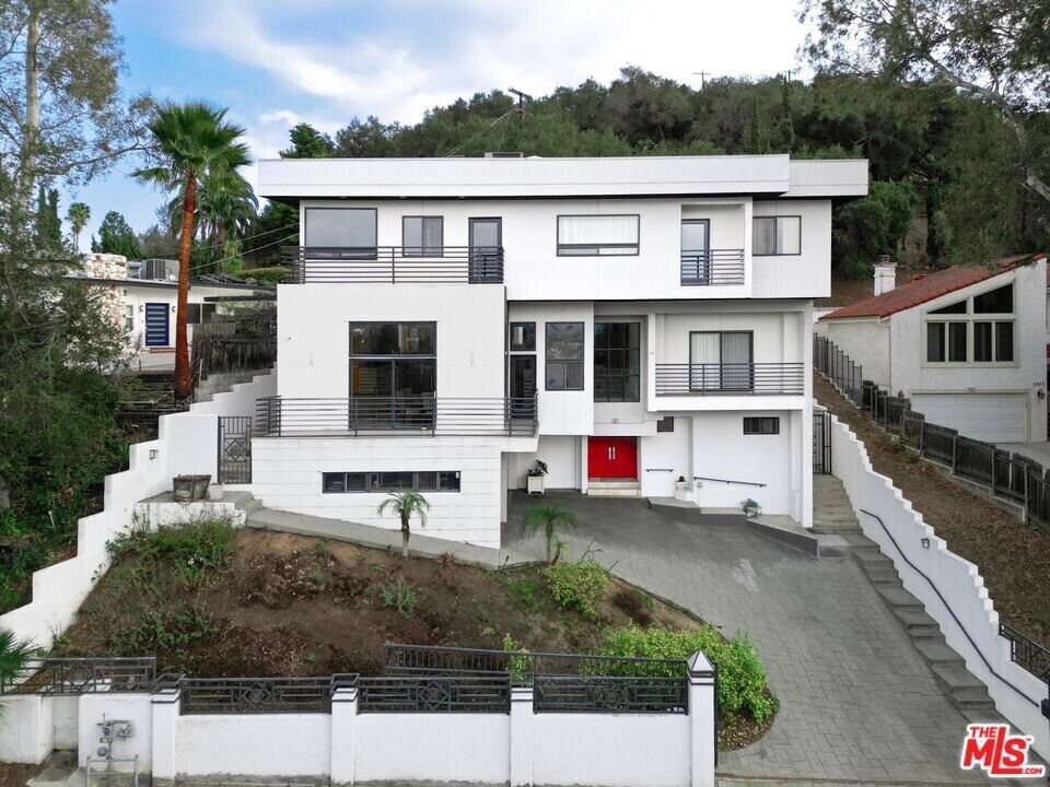 3971-3971 Fredonia Dr in Los Angeles, CA - Building Photo