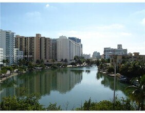 2600 Collins Ave in Miami Beach, FL - Building Photo - Building Photo