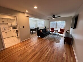725 Hibbard Rd in Wilmette, IL - Foto de edificio - Building Photo