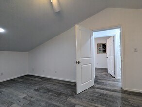 1002 Pioneer Rd, Unit Upstairs Apartment in Dallas, OR - Foto de edificio - Building Photo