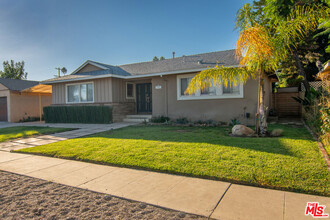 19210 Sylvan St in Los Angeles, CA - Building Photo - Building Photo