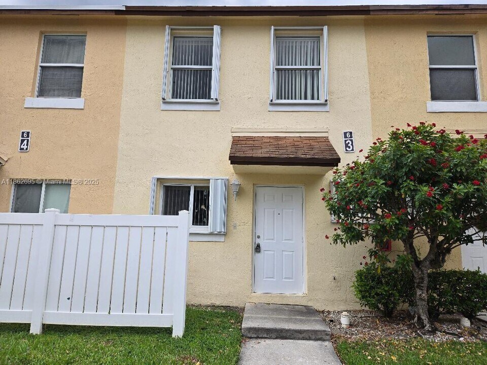 6631 Winfield Blvd in Margate, FL - Building Photo