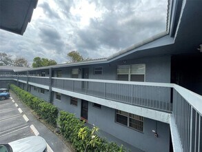 8990 W Sample Rd in Coral Springs, FL - Foto de edificio - Building Photo