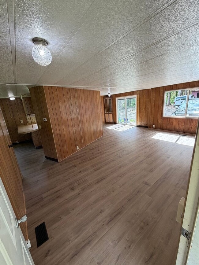 4930 NE Dawn Ln in Dayton, OR - Building Photo - Building Photo