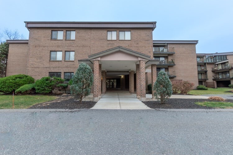 4 Ledgewood Way-Unit -13 in Peabody, MA - Building Photo