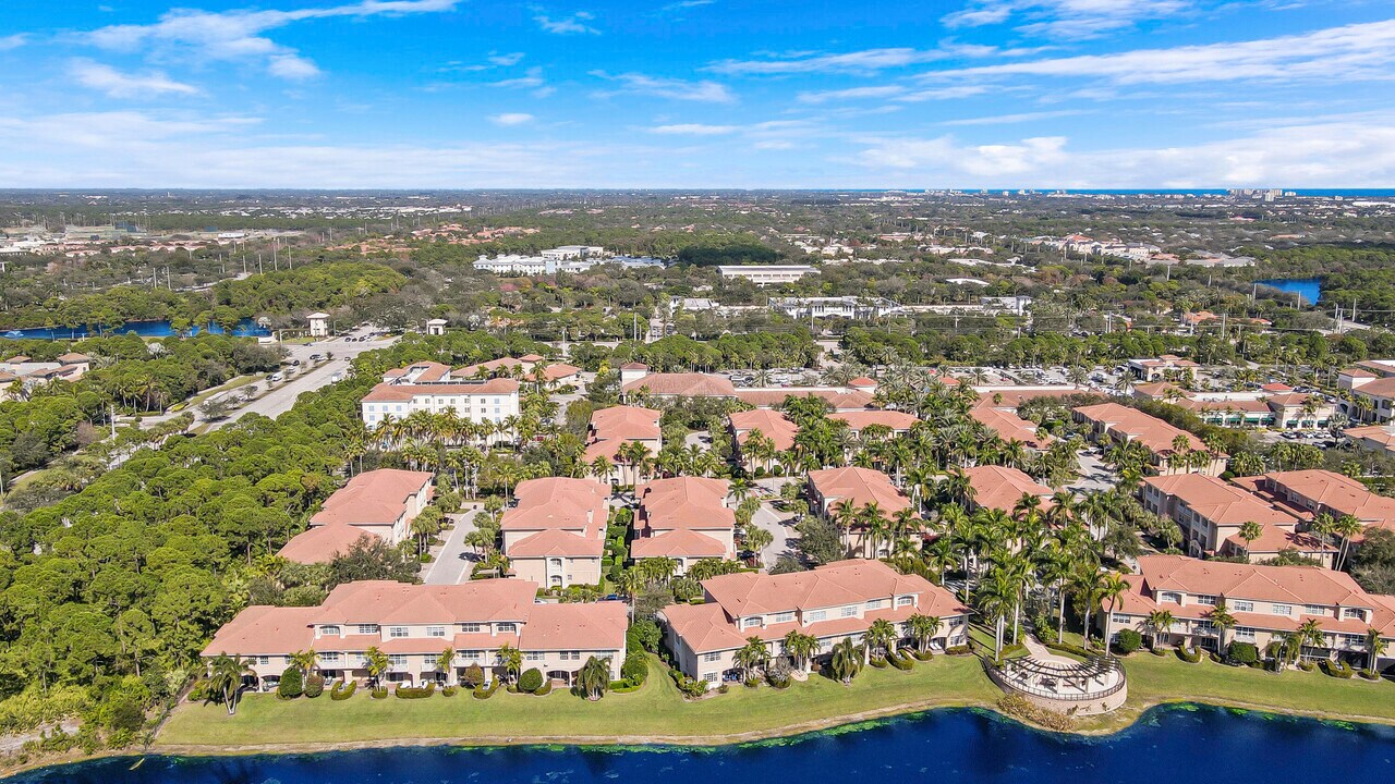 4581 Artesa Way S in Palm Beach Gardens, FL - Building Photo