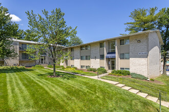 Carrollon Manor Apartments in New Carrollton, MD - Foto de edificio - Building Photo