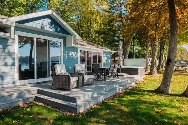 8075 Outer Dr S in Traverse City, MI - Foto de edificio - Building Photo