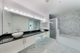 31 SE 5th St, Unit 3421 in Miami, FL - Building Photo - Building Photo