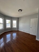 25 Bayview Ave, Unit 2 in Jersey City, NJ - Foto de edificio - Building Photo