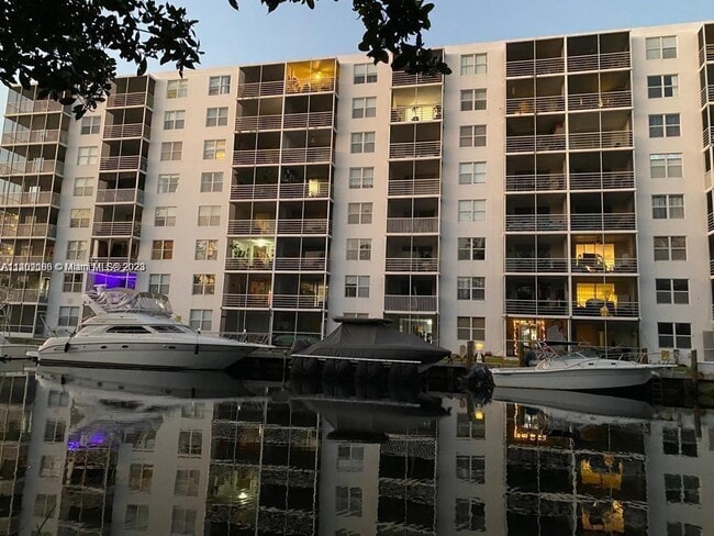 3660 NE 166th St, Unit OCEAN in Miami, FL - Foto de edificio - Building Photo