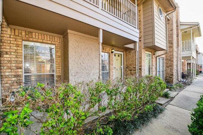 10615 Briar Forest Dr in Houston, TX - Building Photo - Building Photo