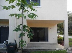 4160 NW 67th Terrace in Lauderhill, FL - Foto de edificio - Building Photo