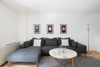 123 E 54th St in New York, NY - Building Photo - Building Photo