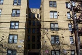 22-88 Mott Ave in Far Rockaway, NY - Foto de edificio - Building Photo