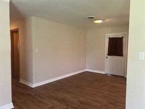 16109 Clarence St in Needville, TX - Foto de edificio - Building Photo